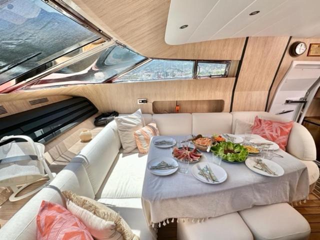 Отель Motoryacht 21 Avec Equipage Барселона Экстерьер фото