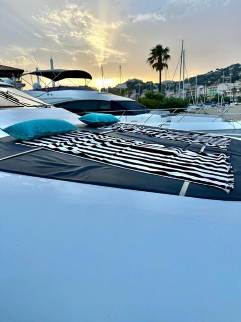 Отель Motoryacht 21 Avec Equipage Барселона Экстерьер фото