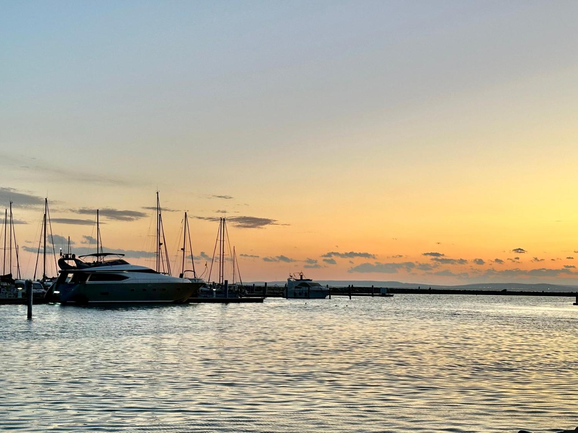 Отель Motoryacht 21 Avec Equipage Барселона Экстерьер фото